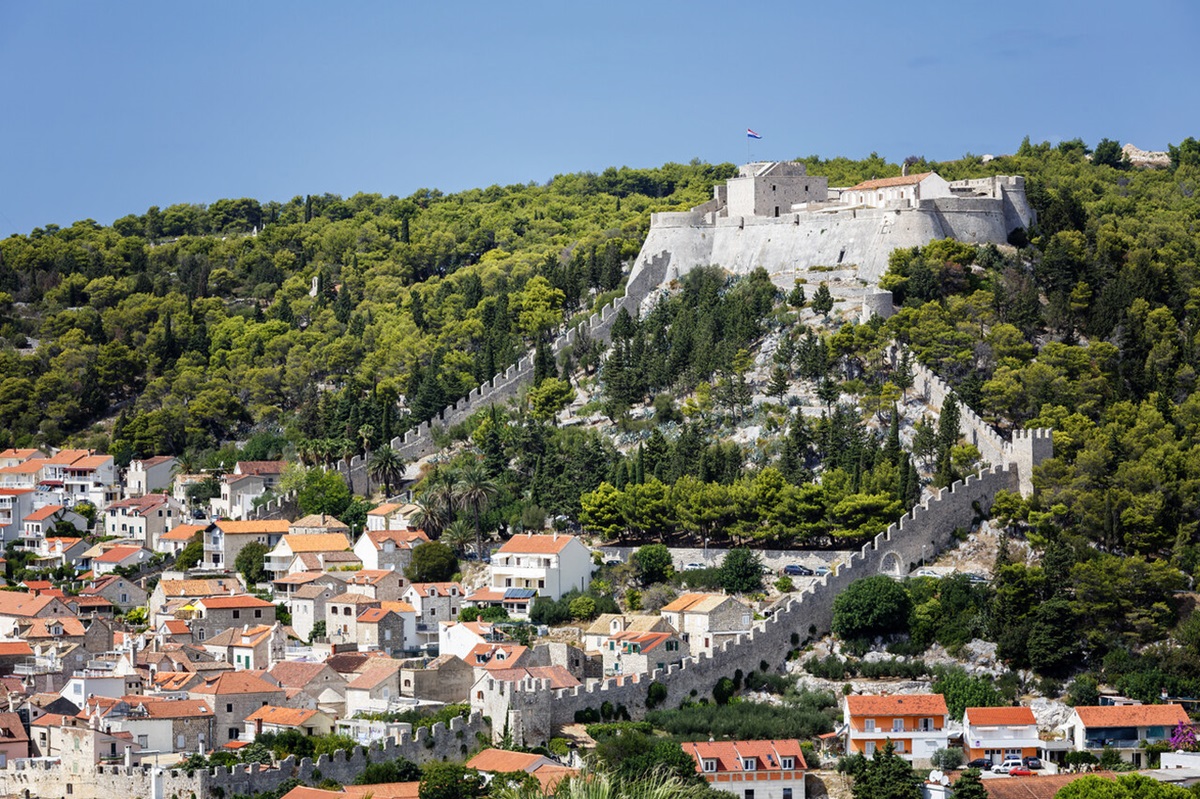 Widok na miasteczko Hvar i twierdzę Fortica, Chorwacja