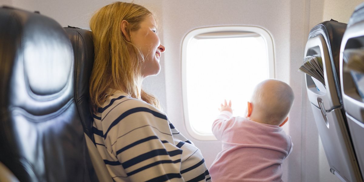Rodzina w chmurach, czyli jak zadbać o dziecko w samolocie? Praktyczny poradnik dla rodziców