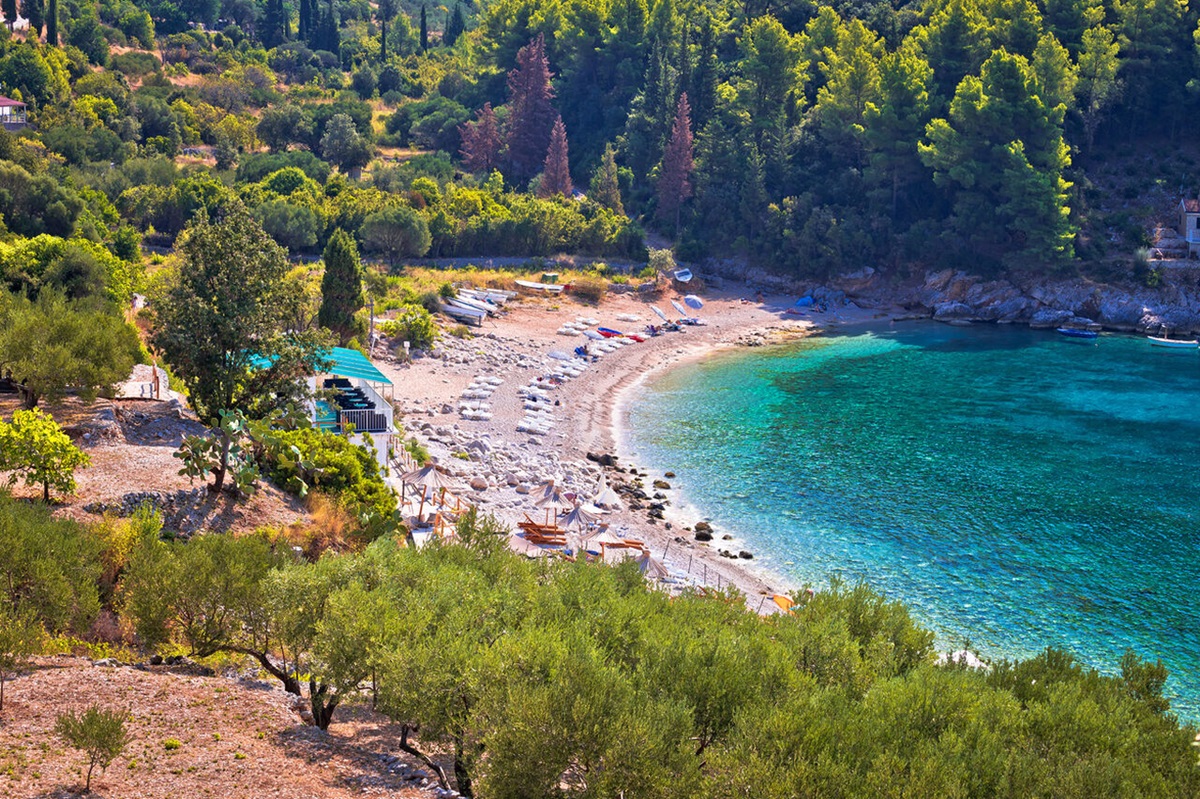 Widok na plażę wyspy Korcula w zatoce Pupnatska Luka