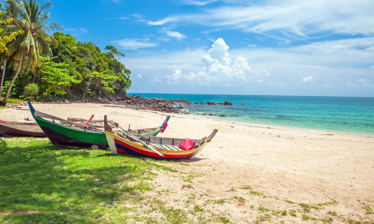 Koh Lanta &ndash; idealna wyspa dla rodzin i osób szukających autentycznego wypoczynku. Dlaczego warto tam jechać w 2025 roku?