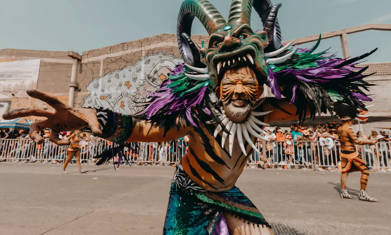 Mężczyzna celebrujący festiwal na Dominikanie