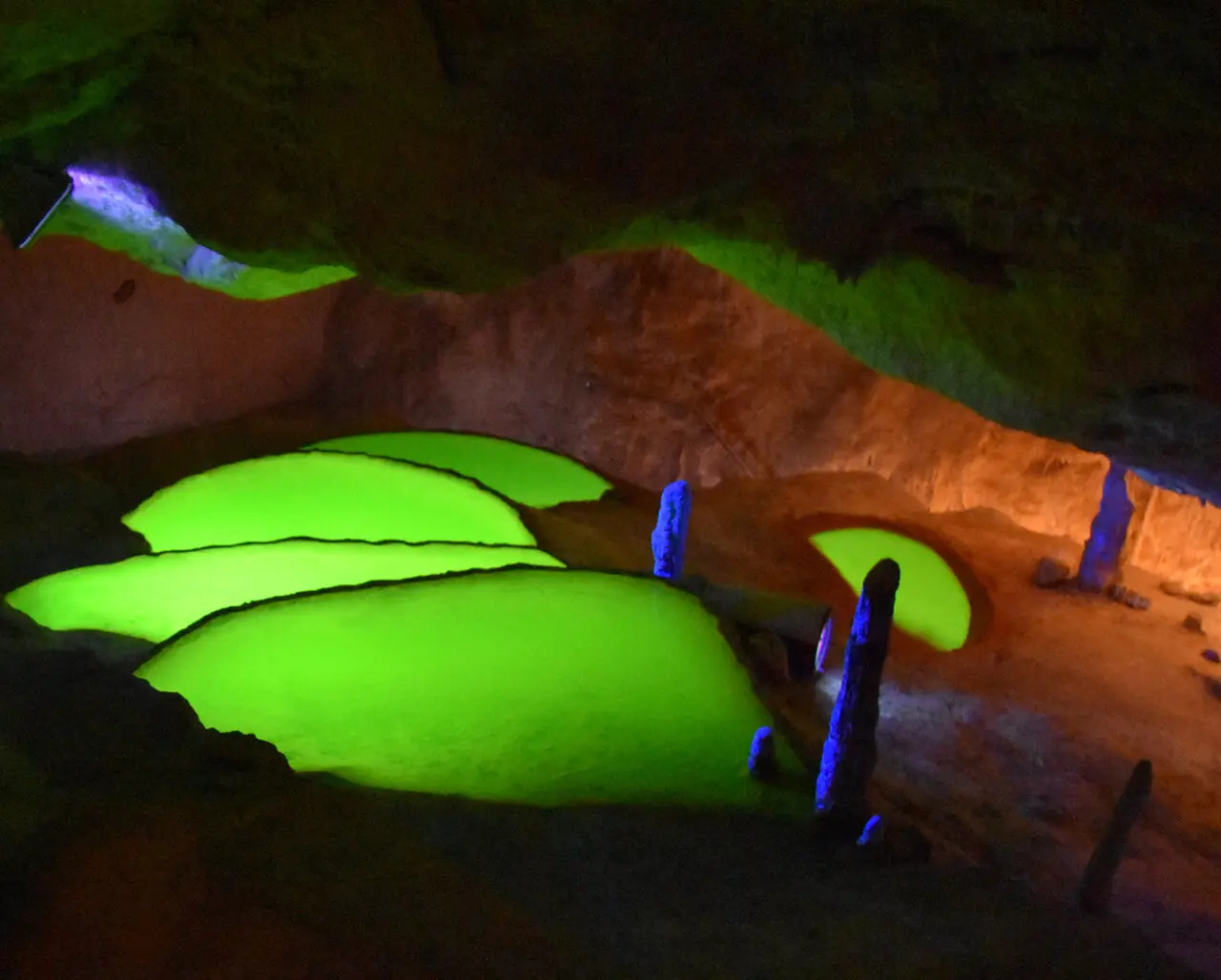 Iluminacje świetlne w jaskini Can Marçà Iluminacje świetlne w jaskini Can Marçà, Ibiza