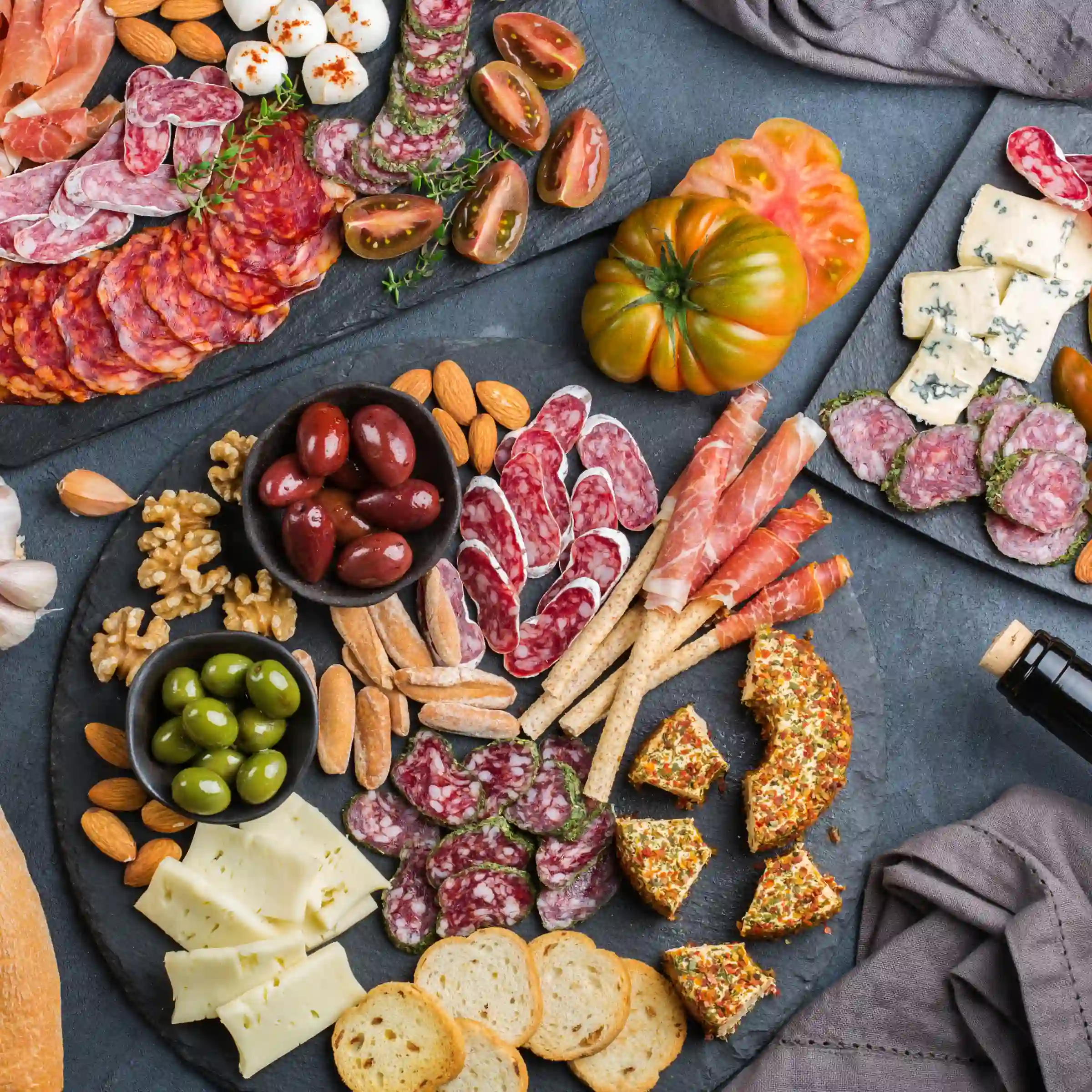 Hiszpańskie tapas – wędliny, sery, oliwki i pieczywo