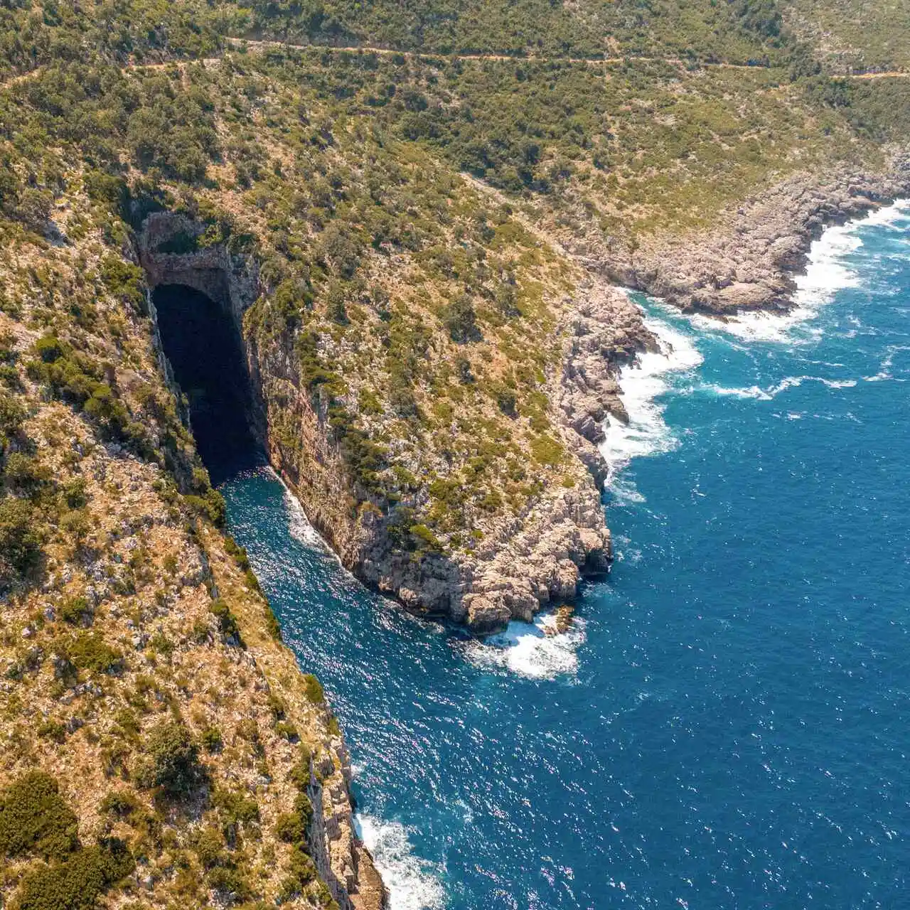 Jaskinia przy zatoce Dafina, Albania