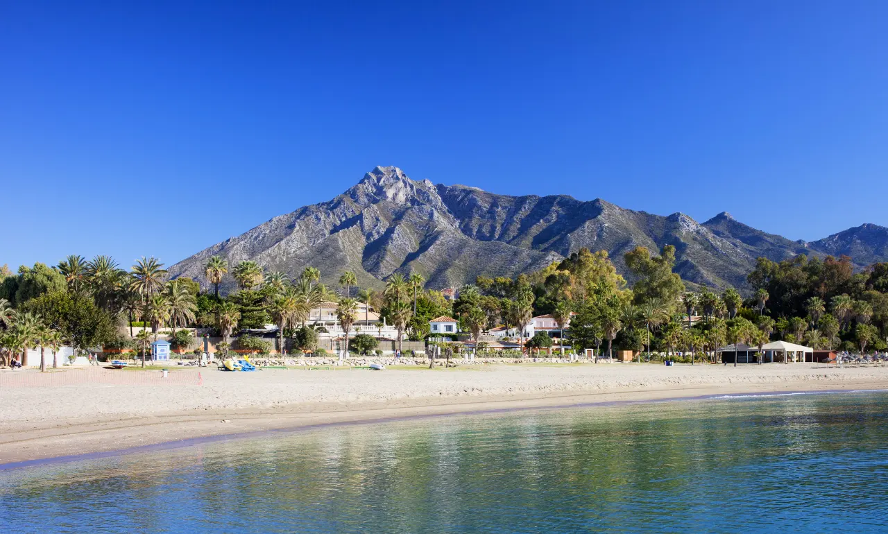 Plaża z widokiem na góry, Costa del Sol Plaża z widokiem na góry, Costa del Sol