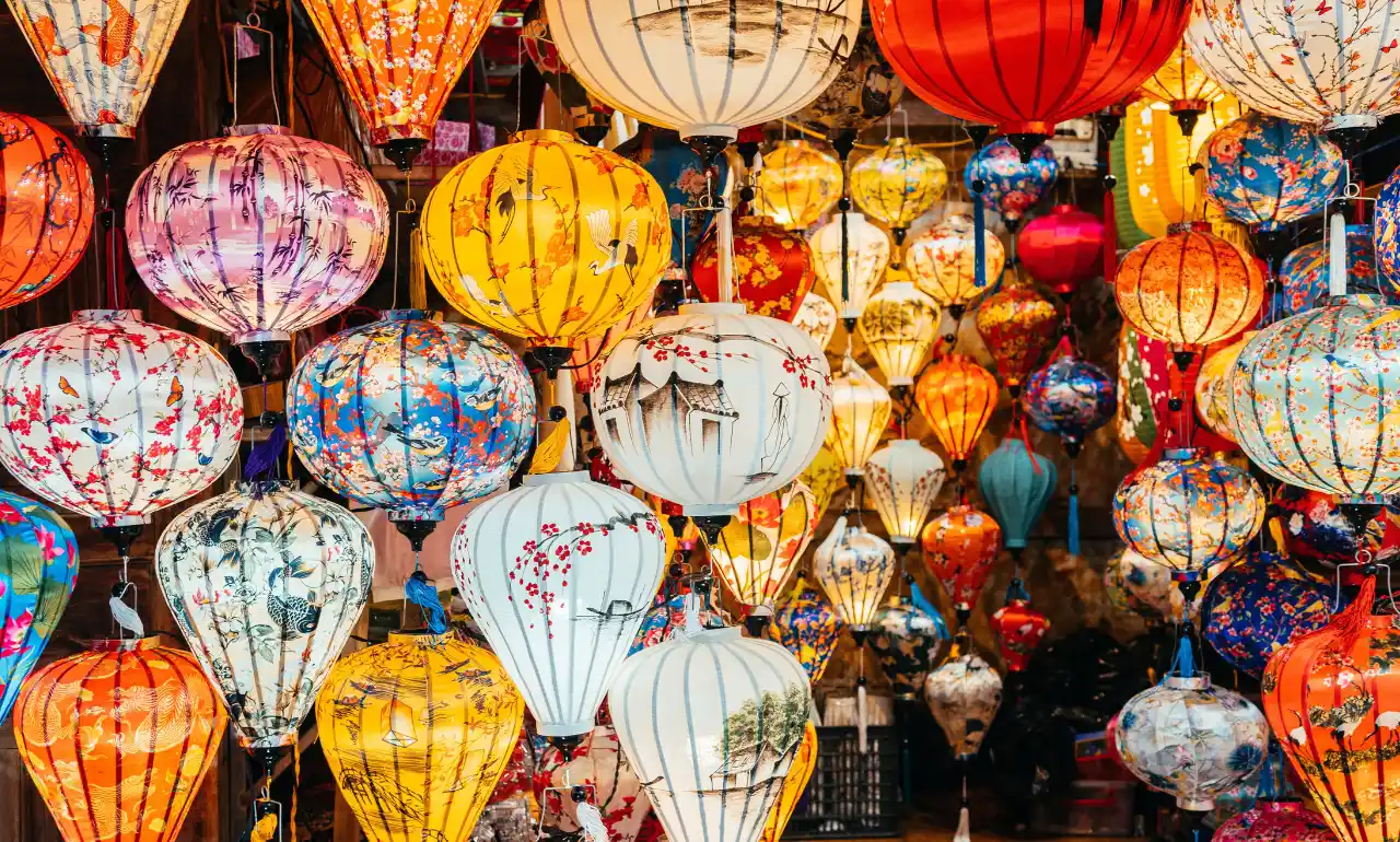 Kolorowe wietnamskie lampiony wiszące w sklepie w Hoi An Kolorowe wietnamskie lampiony wiszące w sklepie w Hoi An