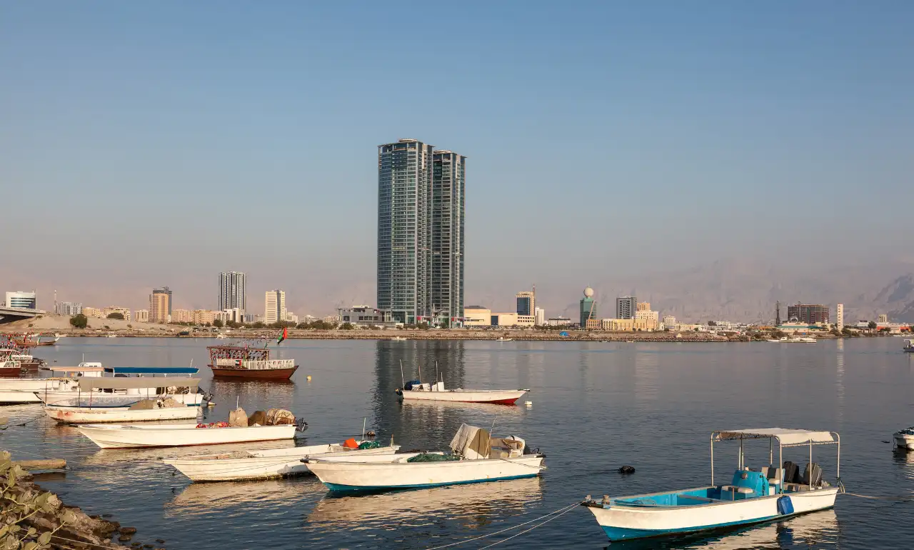 Ras Al Khaimah - widok na góry i wieżowce Ras Al Khaimah - widok na góry i wieżowce