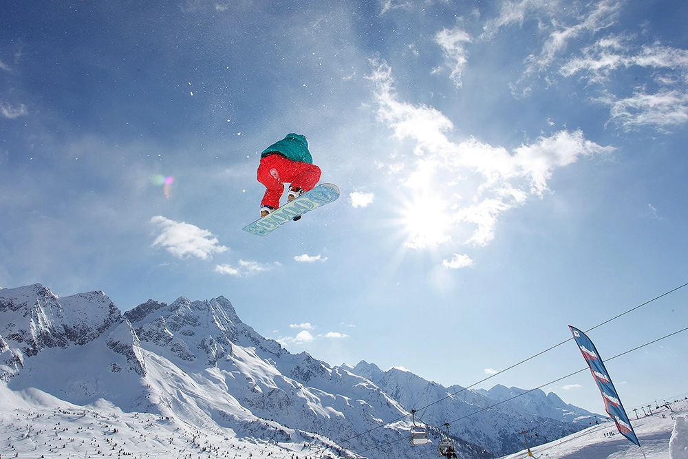snowboardzista w snowparku Tonale Ponte di Legno