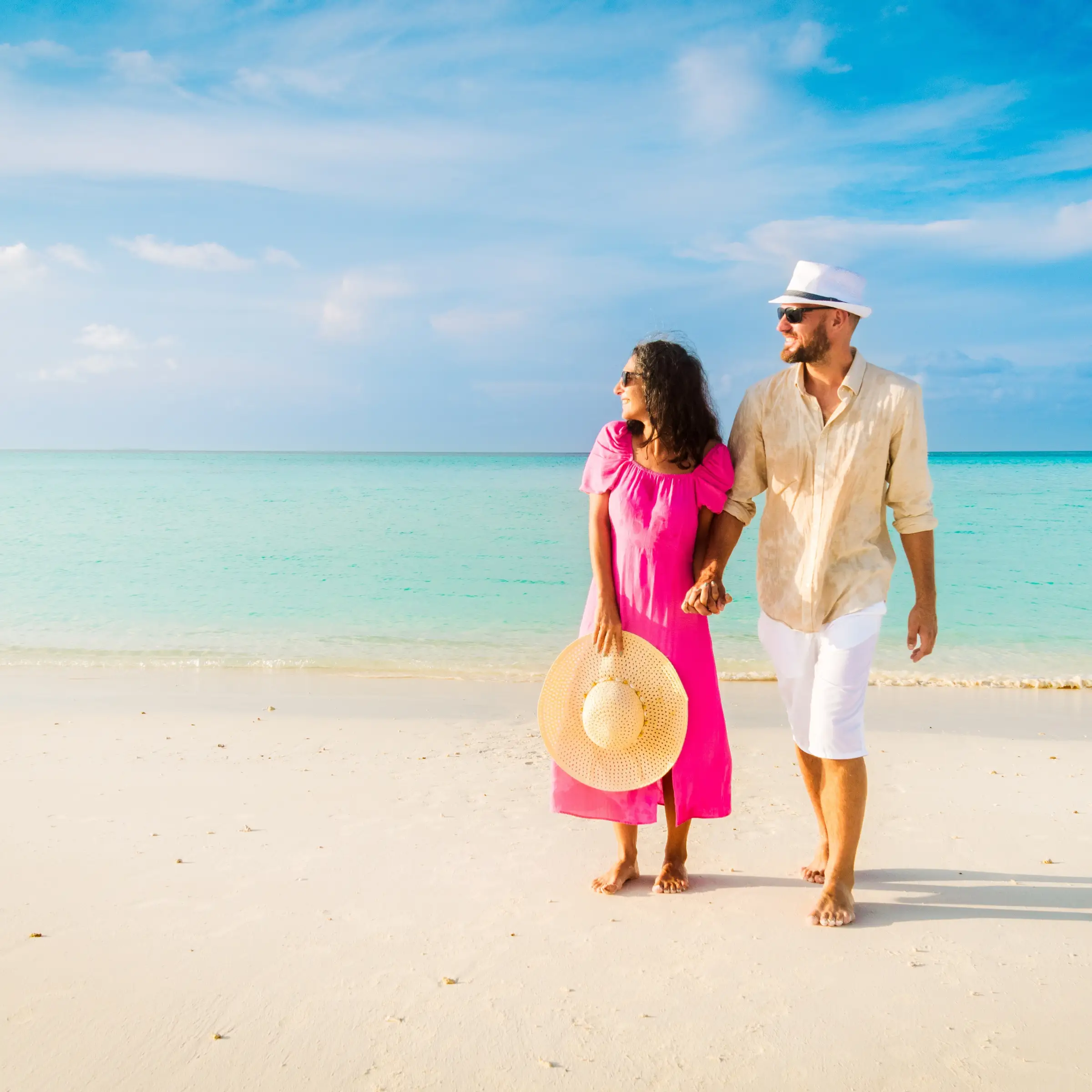 Para w przewiewnych ubraniach na plaży