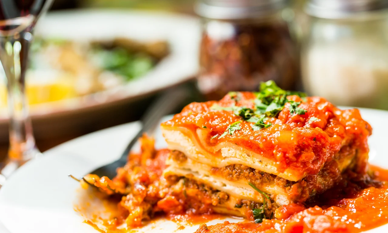 Lasagne alla bolognese w włoskiej restauracji Lasagne alla bolognese w włoskiej restauracji