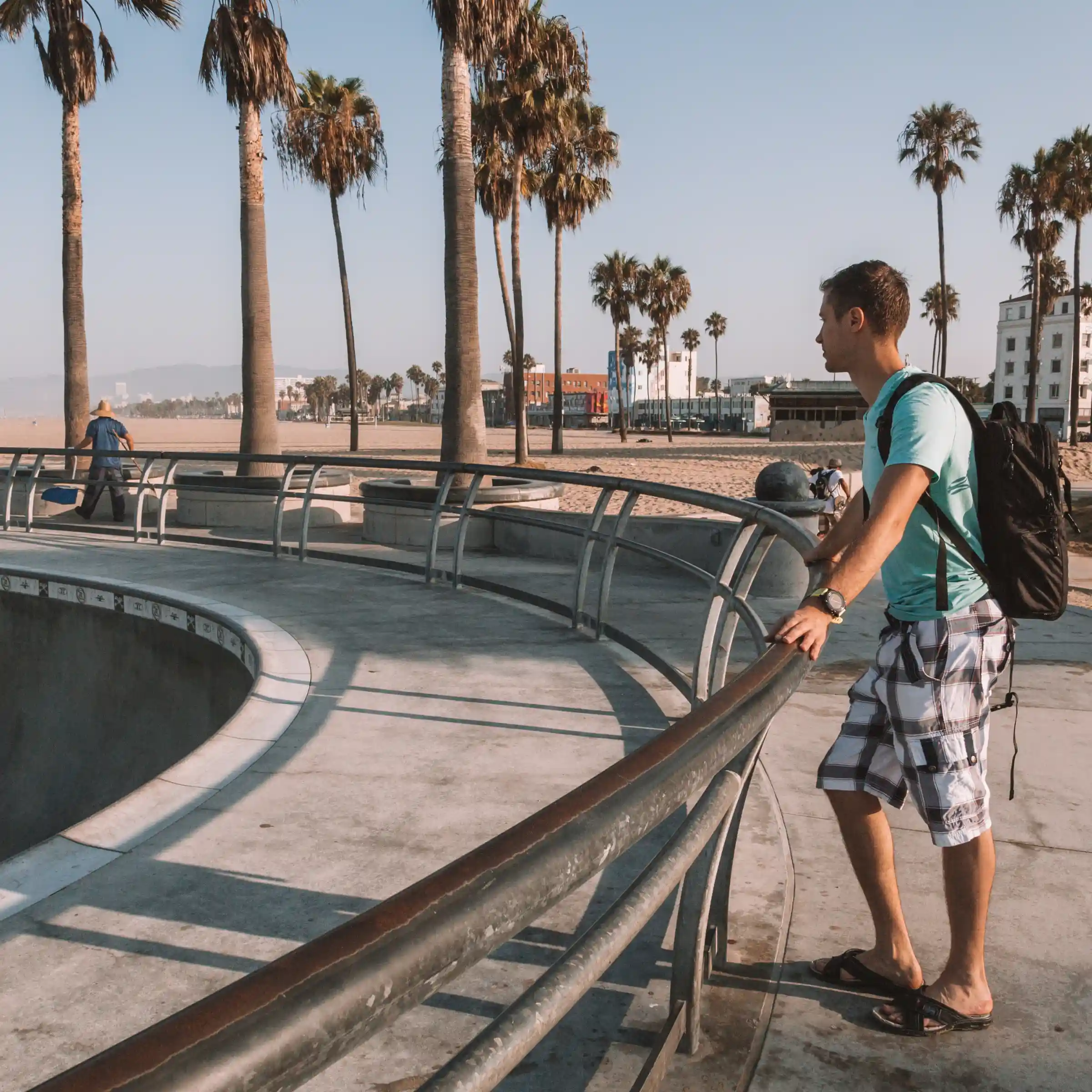 Mężczyzna przy skate parku na Venice Beach