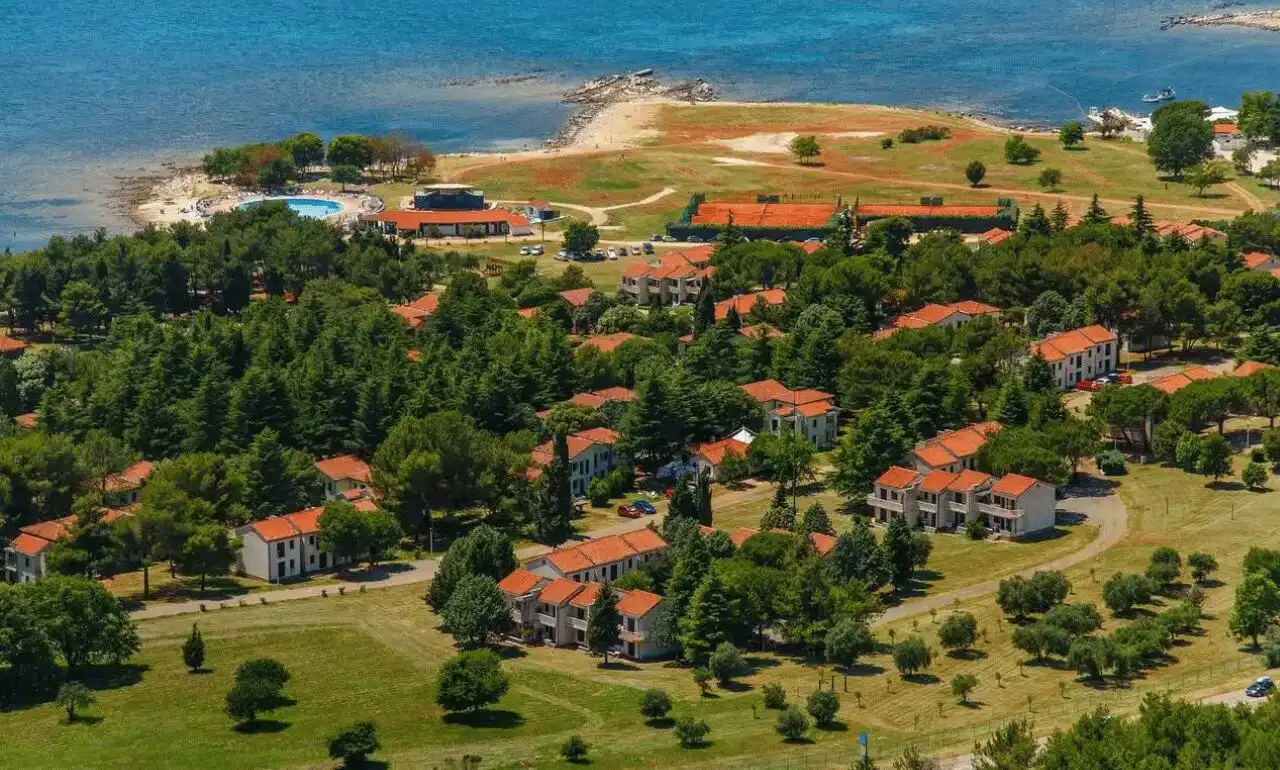 Widok z góry na Apartamenty Polynesia Plava Laguna i zieleń je otaczającą