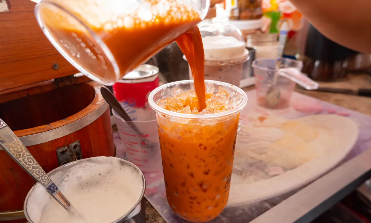 Tajska herbata mleczna – tradycyjny przysmak street food Tajska herbata mleczna – tradycyjny przysmak street food