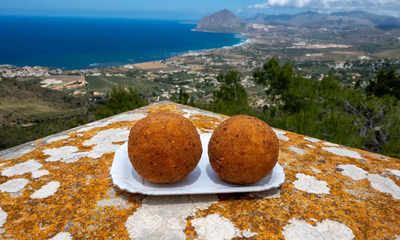 Arancini z widokiem na Monte Cofano Arancini z widokiem na Monte Cofano