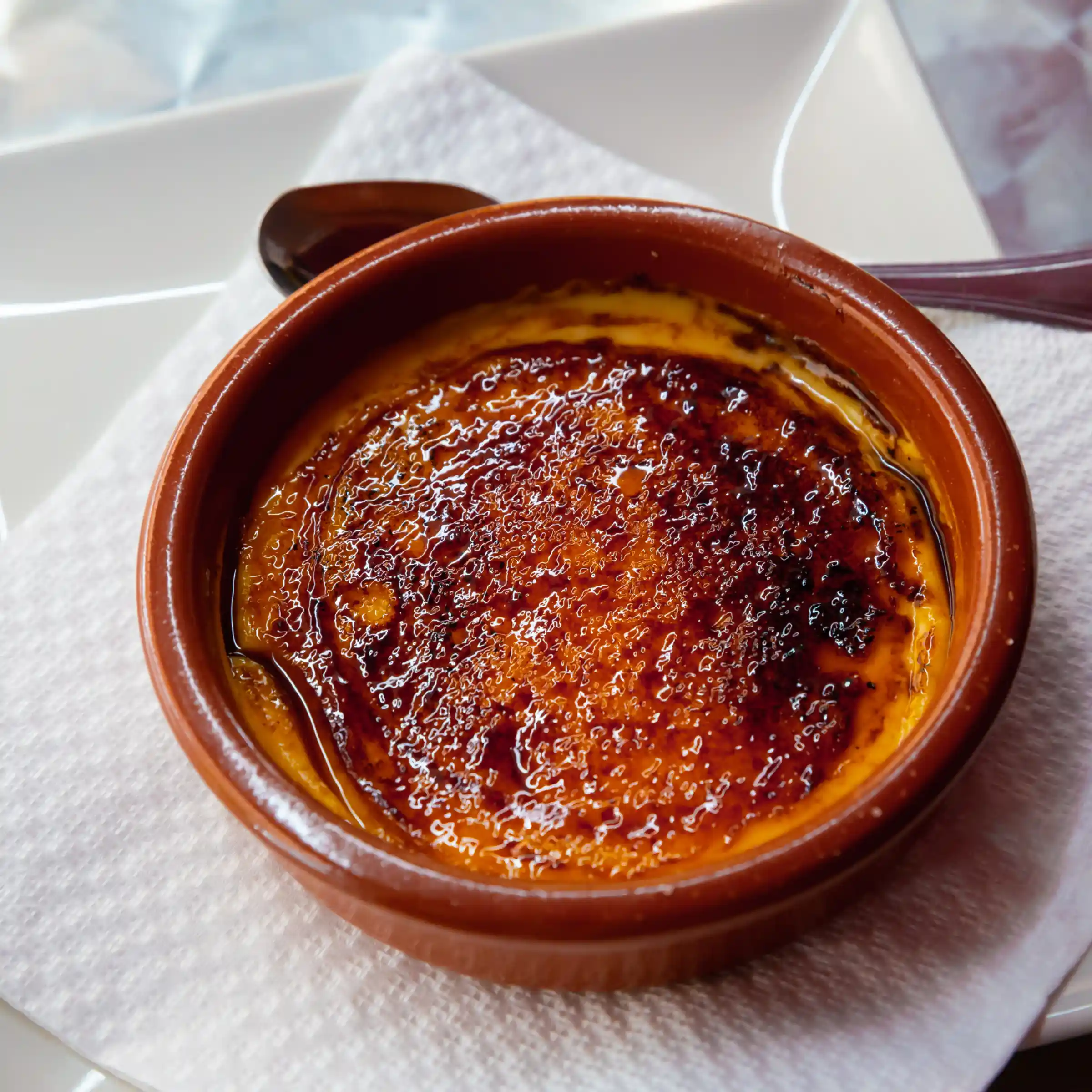 Crema catalana – hiszpański deser z karmelizowanym cukrem