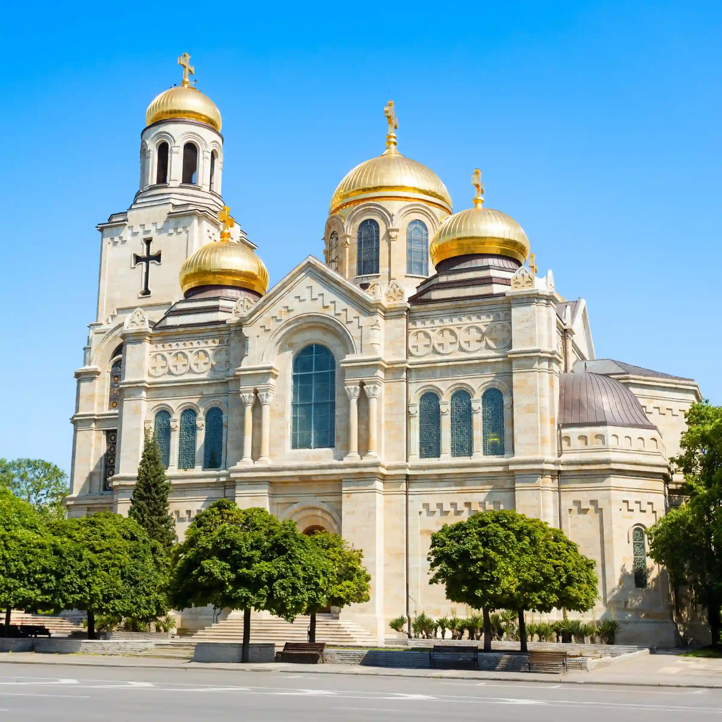 Widok fasady katedry Zaśnięcia Matki Bożej w Warnie