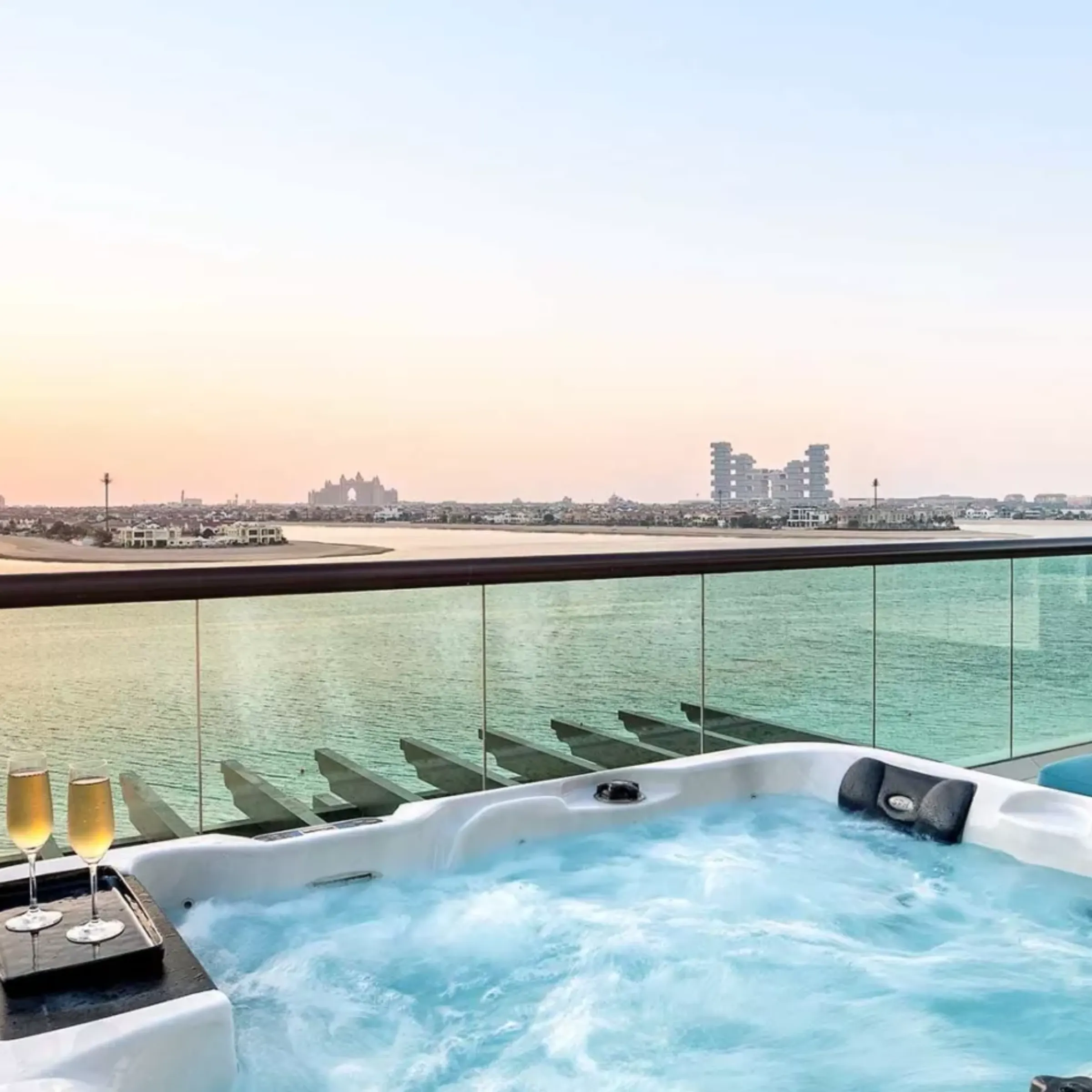 Jacuzzi na tarasie w hotelu Pokój w hotelu Taj Exotica Resort & Spa, The Palm