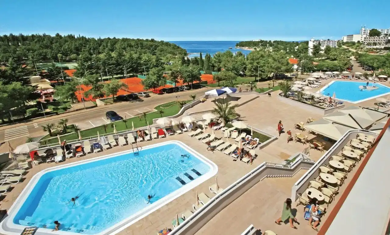 Widok z góry na hotel Albatros w Poreču 