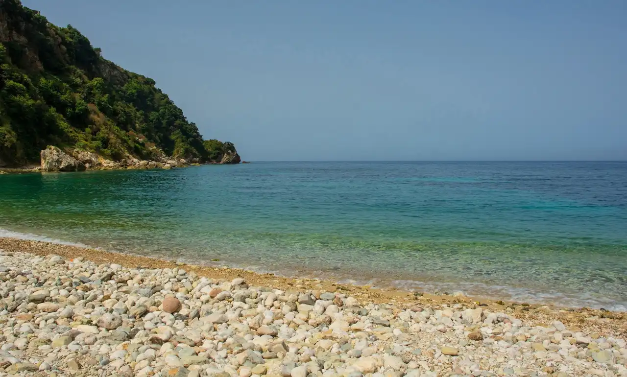 Kamienista plaża w Albanii
