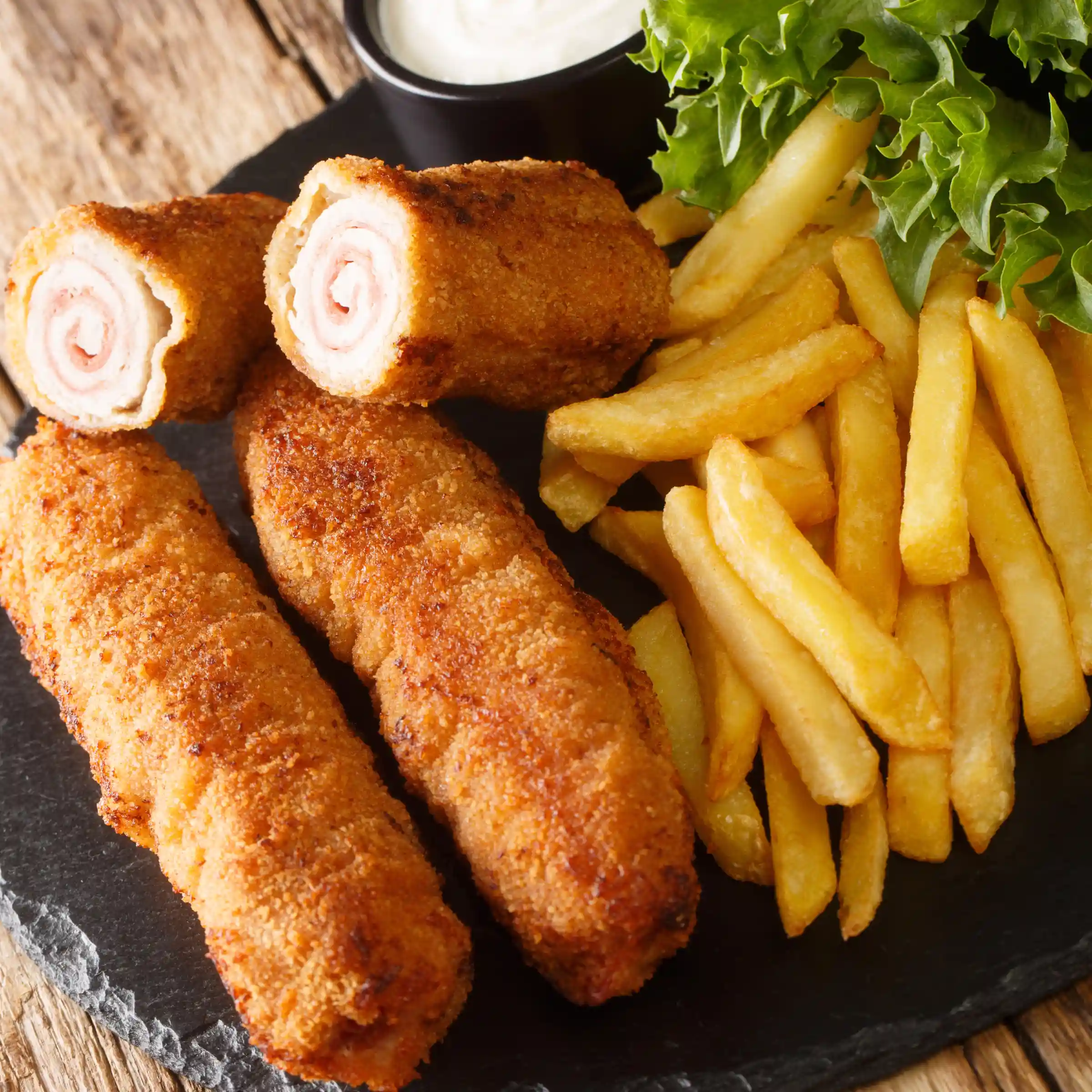 Flamenquín – panierowana rolada z wieprzowiny i szynki, podana z frytkami