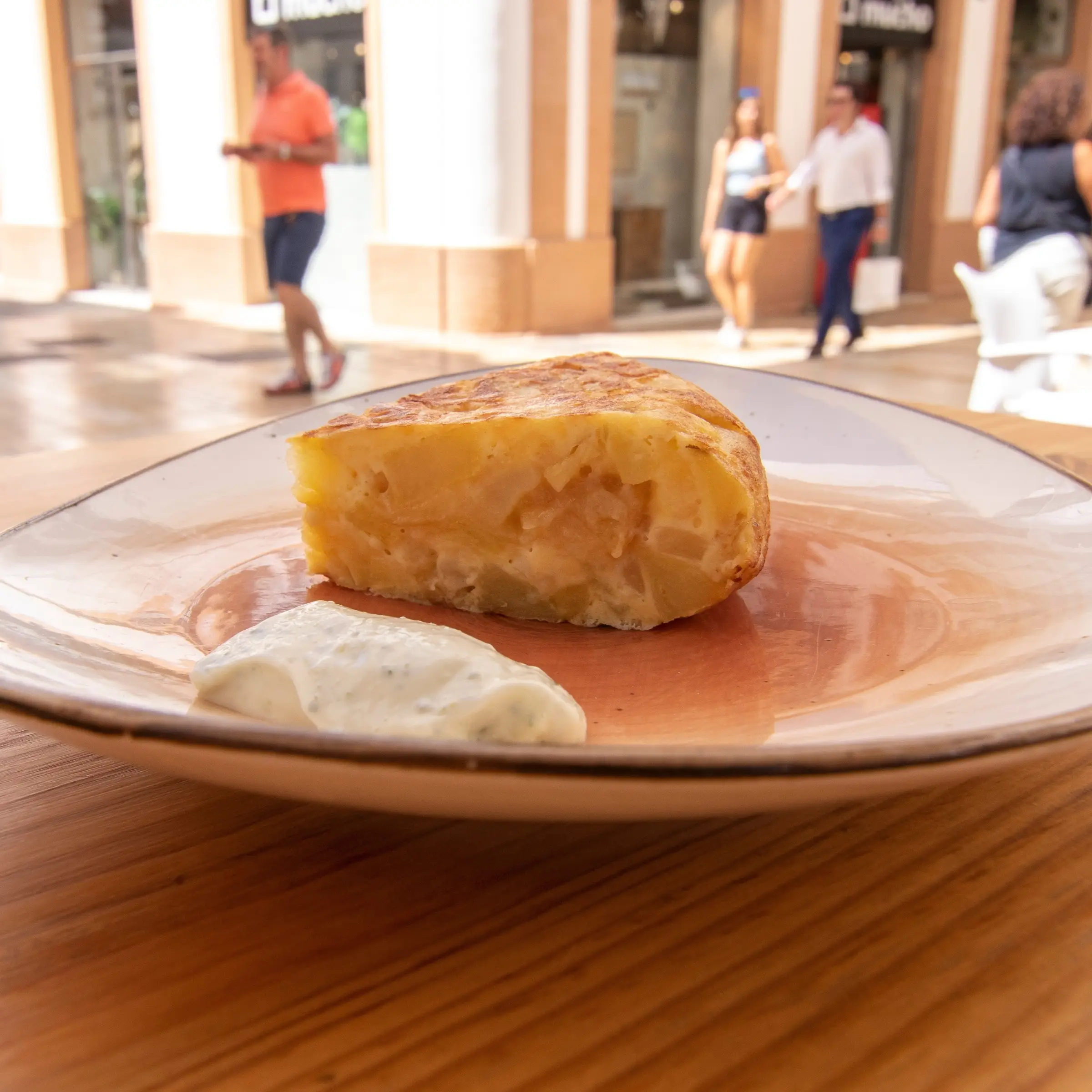 Kawałek hiszpańskiej tortilli ziemniaczanej podany w restauracji