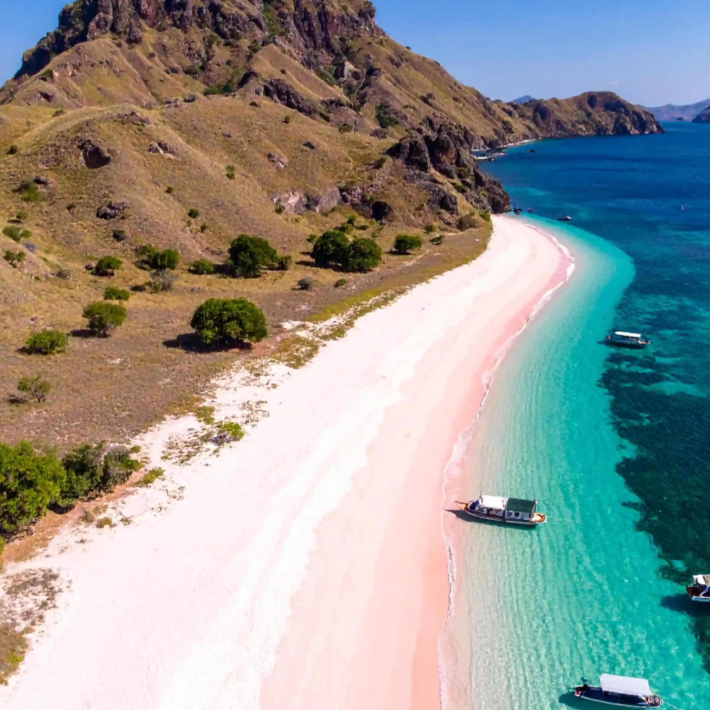 Pink Beach – plaża o różowym piasku