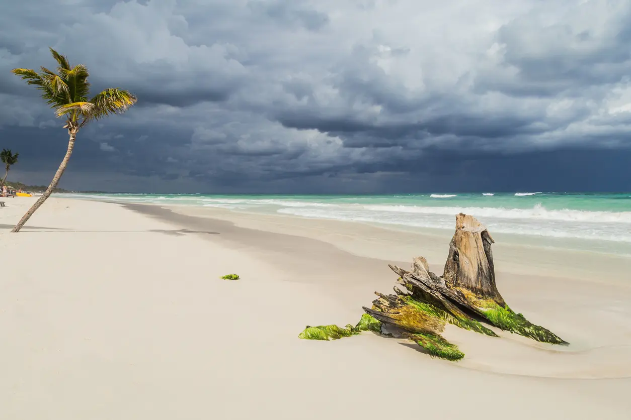 Burzliwe niebo nad plażą w Tulum Burzliwe niebo nad plażą w Tulum