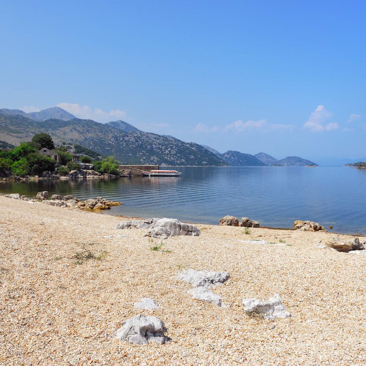Plaża nad Jeziorem Szkoderskim Plaża nad Jeziorem Szkoderskim