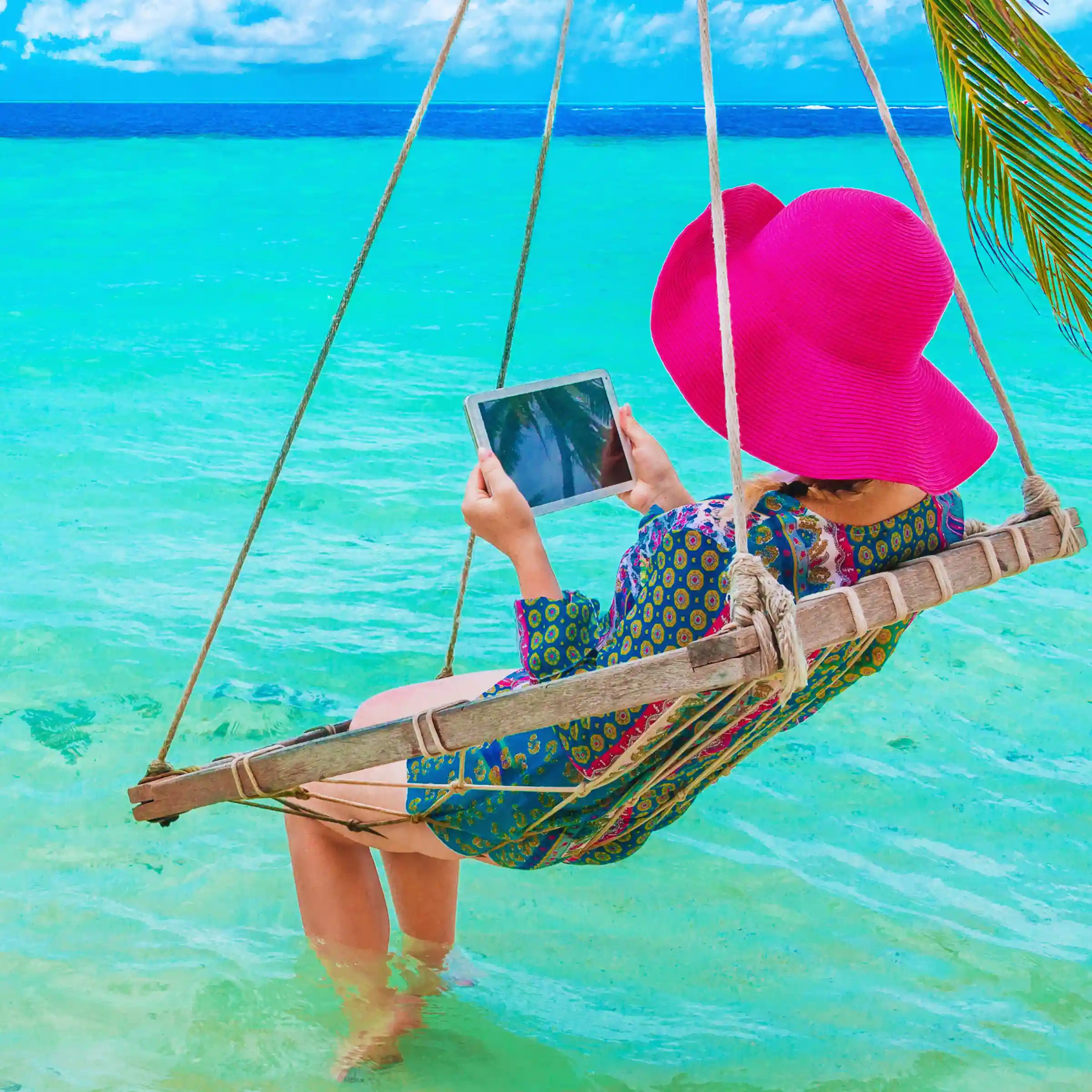 Kobieta z tabletem na huśtawce na Malediwach