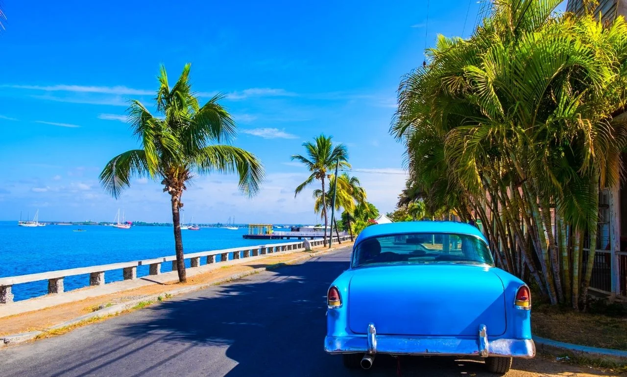 Samochód old timer jadący wzdłuż wybrzeża Varadero Samochód old timer jadący wzdłuż wybrzeża Varadero