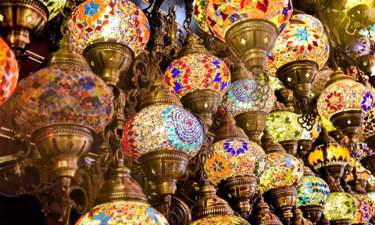 Lampy witrażowe na Grand Bazaar w Dubaju