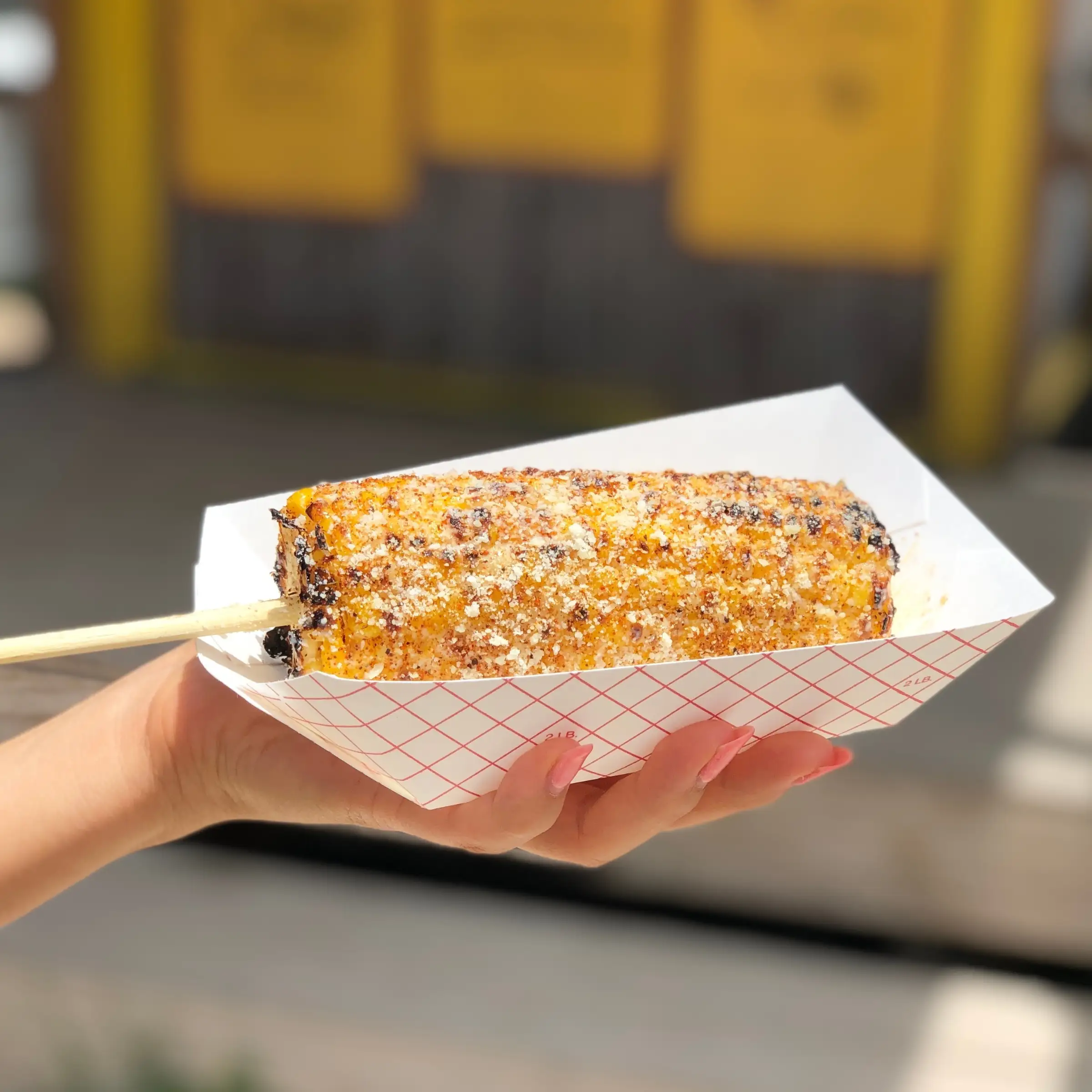 Elote z przyprawami i serem