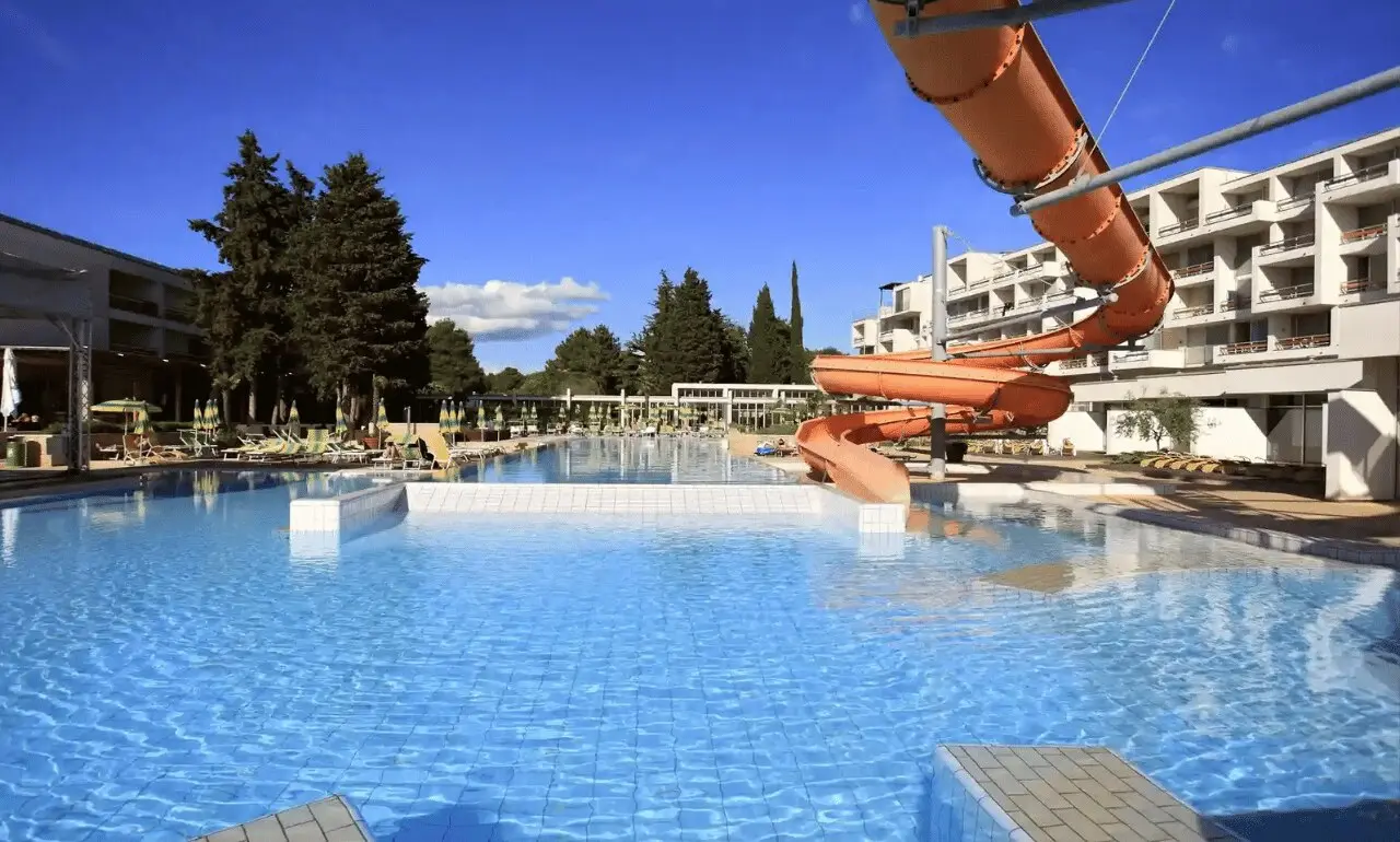 Widok na basen hotelu Falkensteiner Club Funimation Borik w Zadarze Widok na basen hotelu Falkensteiner Club Funimation Borik w Zadarze