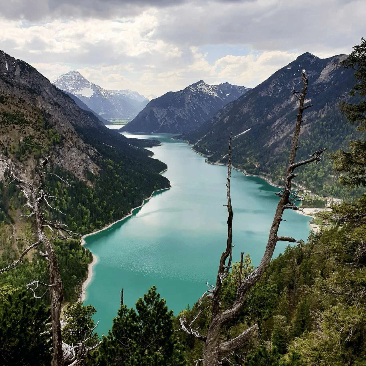 Jezioro w alpach austriackich Jezioro w alpach austriackich