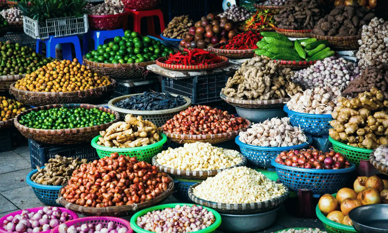 Przyprawy i owoce tropikalne na targu w Hanoi Przyprawy i owoce tropikalne na targu w Hanoi