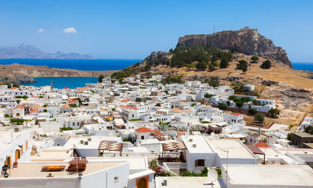 Białe domki w Lindos na Rodos, Grecja