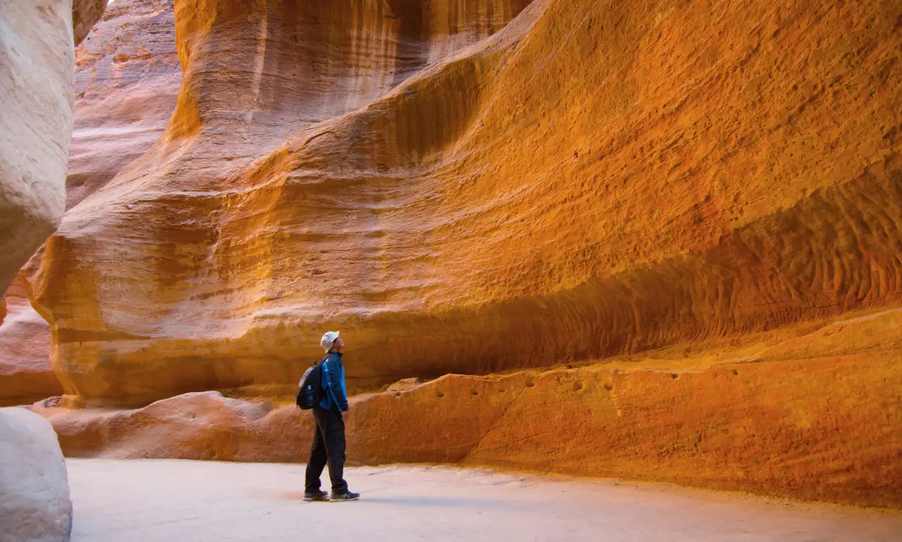 Turysta zwiedzający Petrę