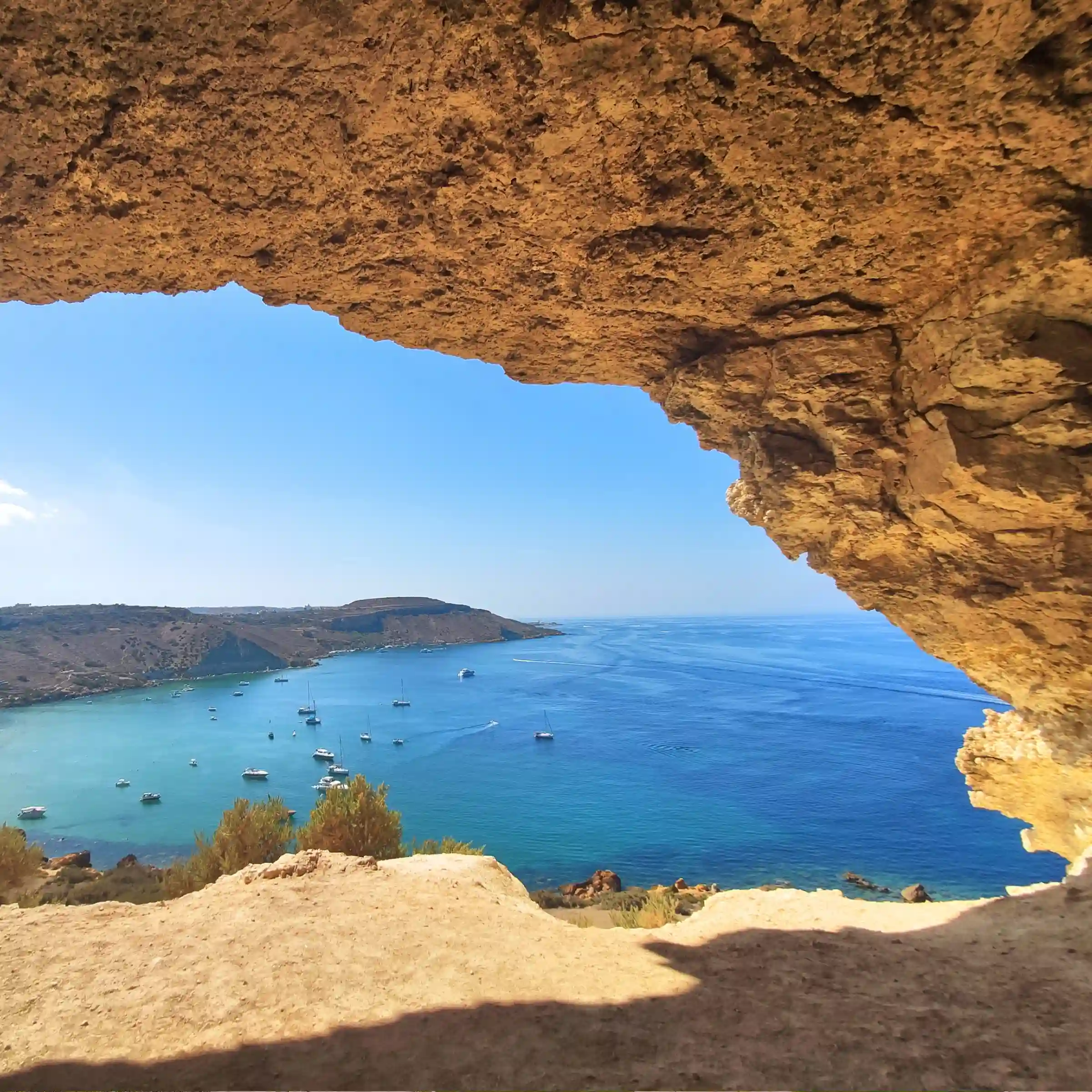 Widok na Ramla Bay z jaskini Tal-Mixta