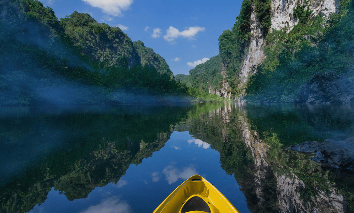Kajak wśród klifów i tropikalnej przyrody na Koh Yao Noi, Tajlandia Kajak wśród klifów i tropikalnej przyrody na Koh Yao Noi, Tajlandia