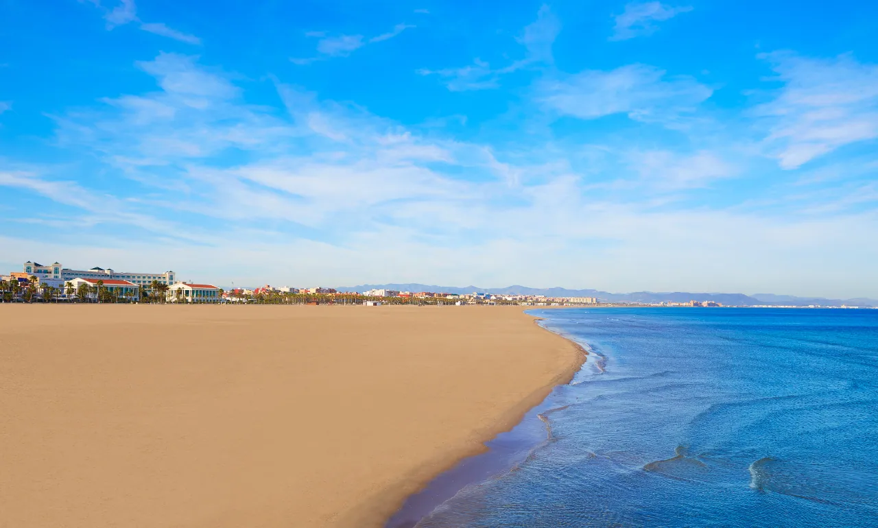 Szeroki brzeg plaży Malvarrosa