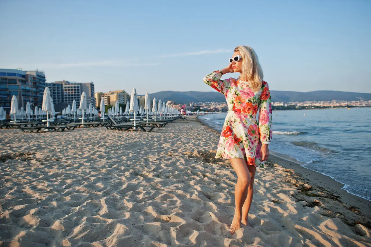 Kobieta na plaży w Słonecznym Brzegu