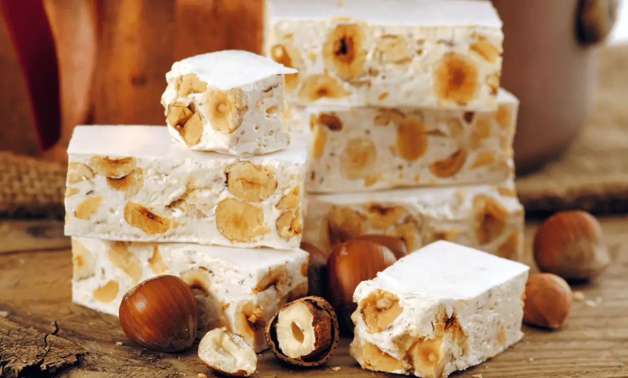 Hiszpański turrón - tradycyjny nugat z migdałów i miodu