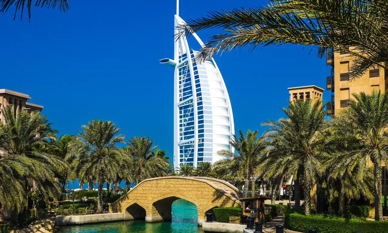Widok z parku na Burj Al Arab Widok z parku na Burj Al Arab