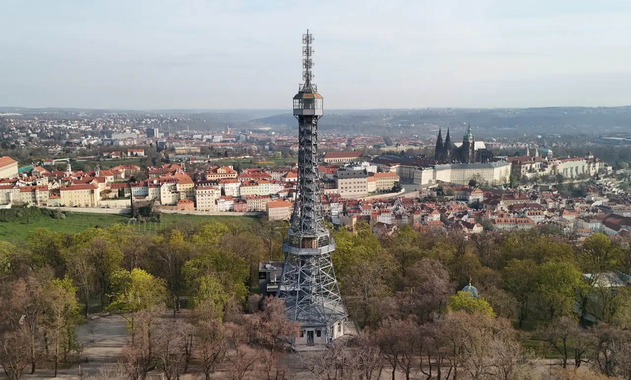 Wieża Petřín i widok na Pragę