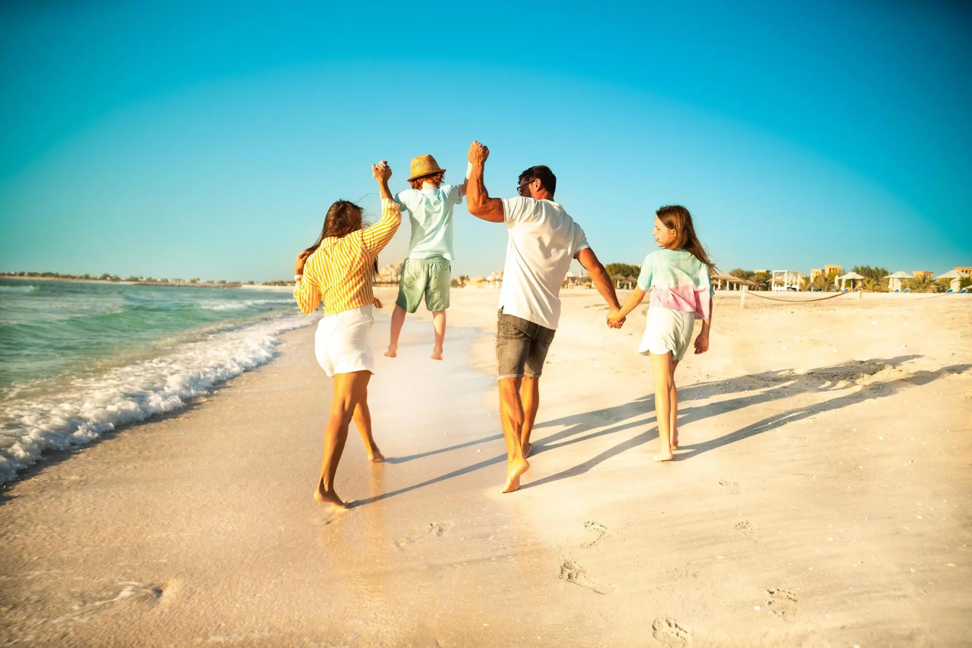 Rodzina na plaży w Ras Al Khaimah