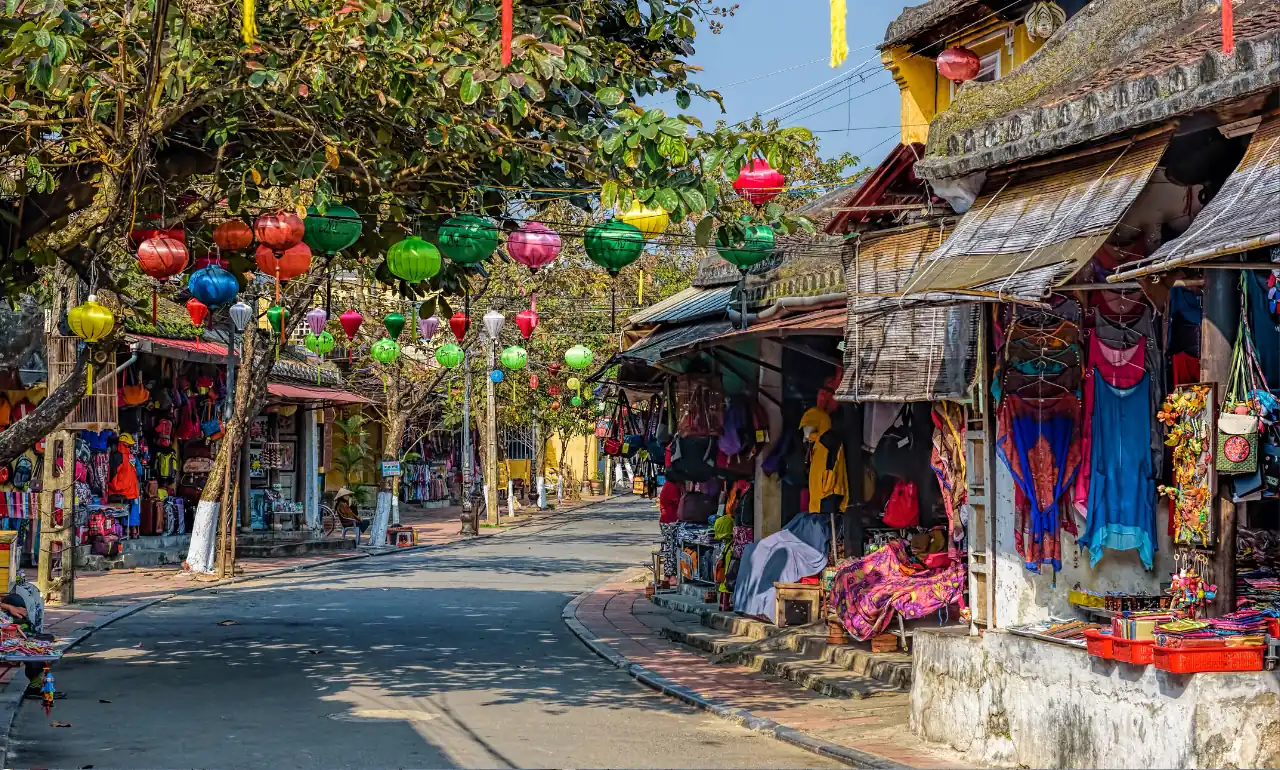 Kolorowa ulica w Hoi An z tradycyjnymi sklepami Kolorowa ulica w Hoi An z tradycyjnymi sklepami