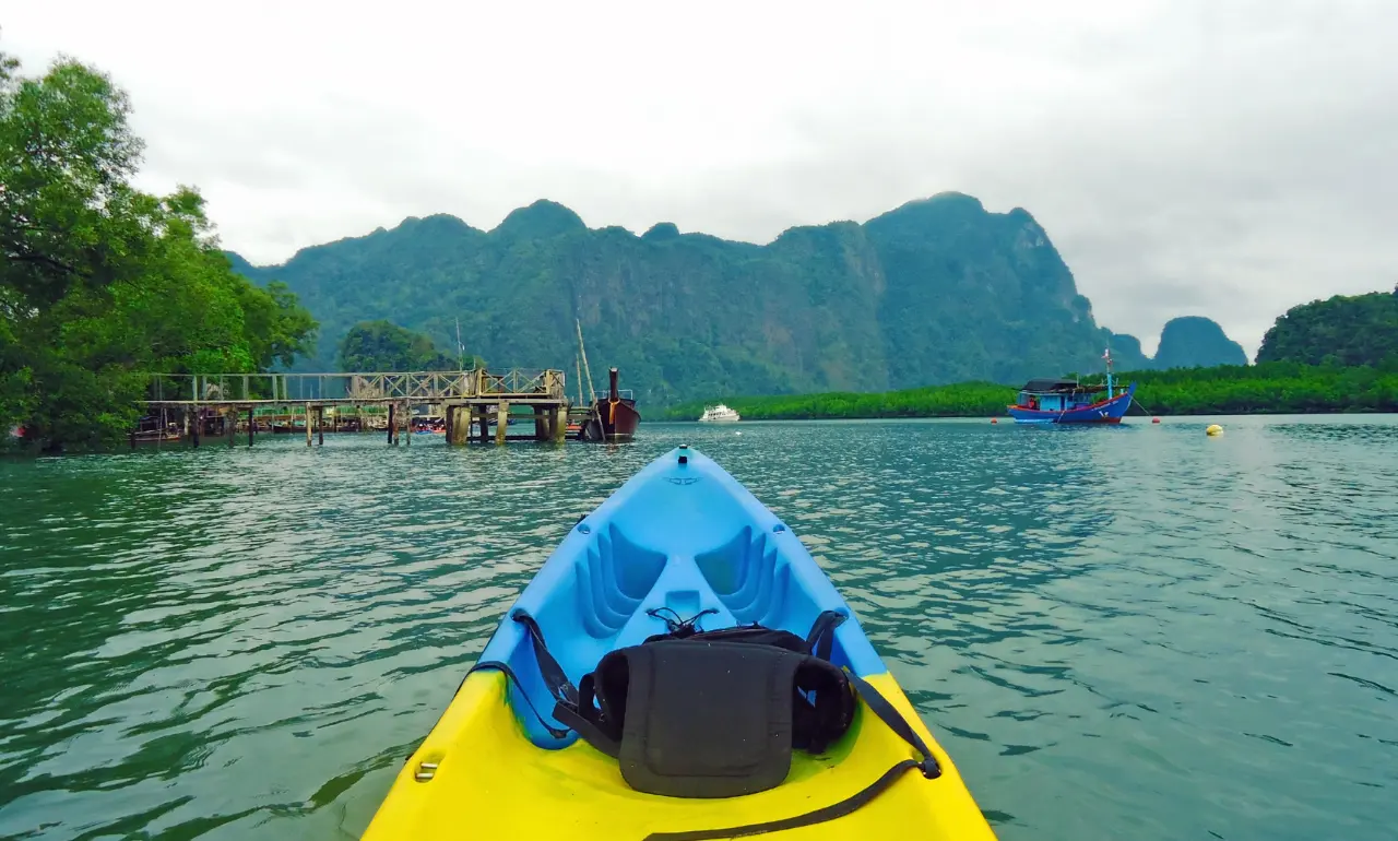 Pływanie kajakiem na wyspie Koh Lanta w Tajlandii Pływanie kajakiem na wyspie Koh Lanta w Tajlandii