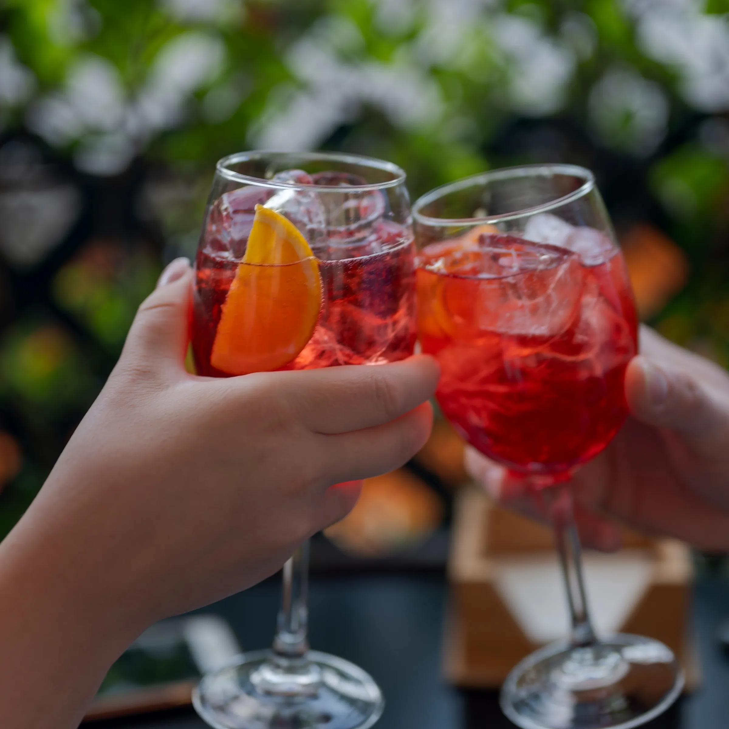 Toast z sangrią podawaną z lodem i owocami