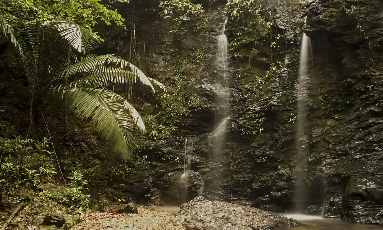 Wodospad Klong Jark na wyspie Ko Lanta, Krabi, Tajlandia