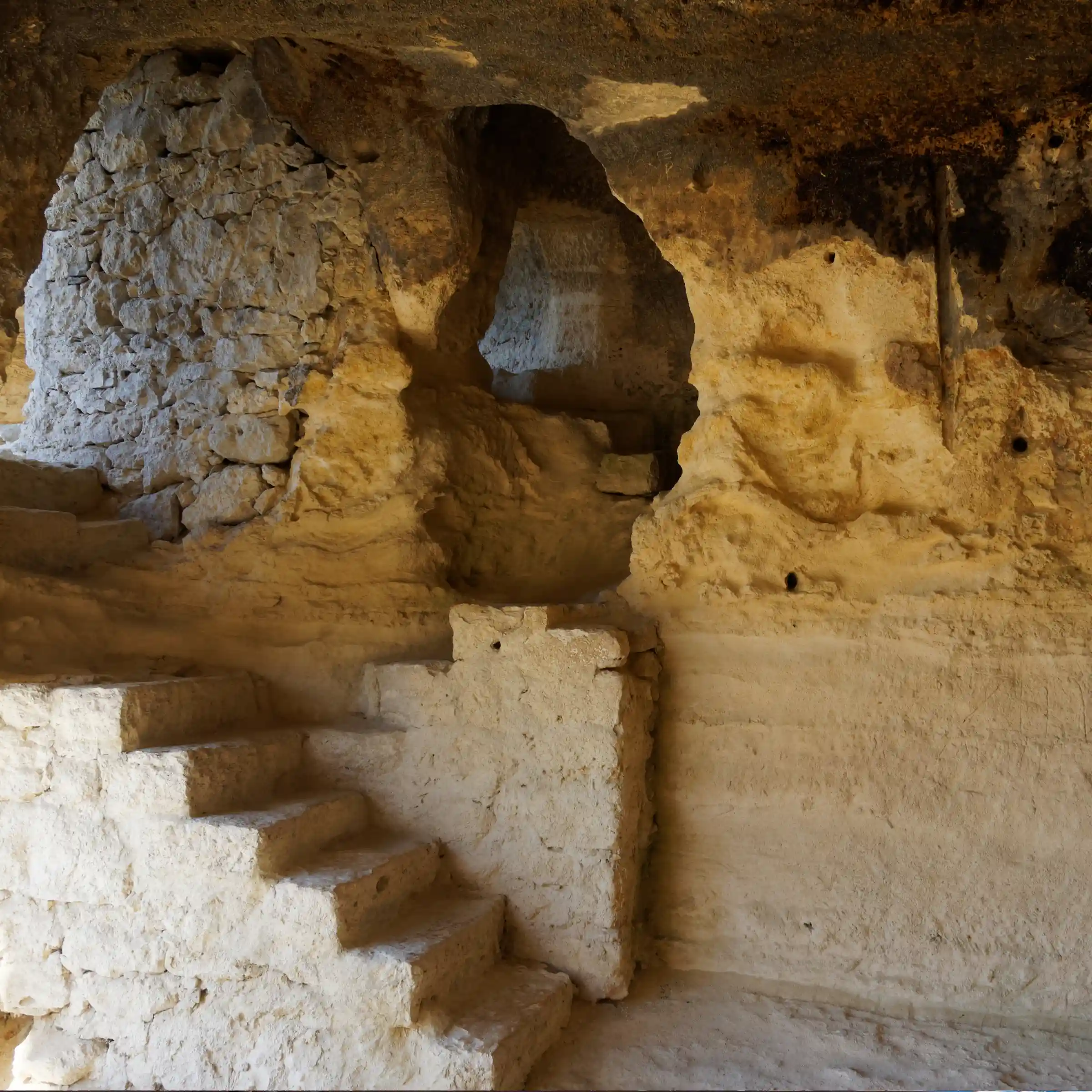 Monastyr Aładża, jaskinia